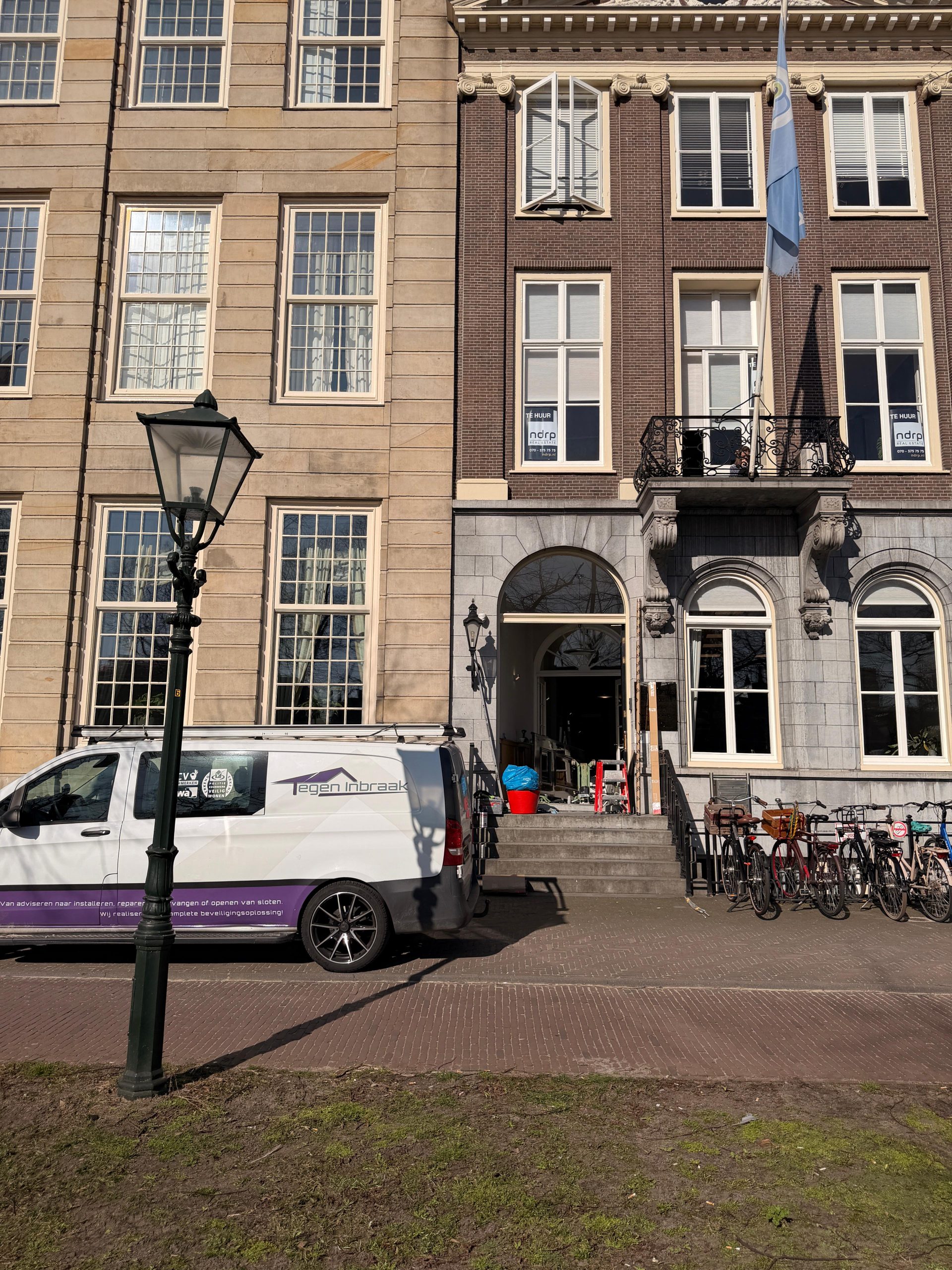 Servicebus van Tegen Inbraak bij een historisch pand